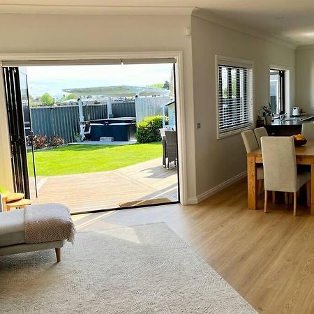 Sunny Delight In Clive Villa Luaran gambar